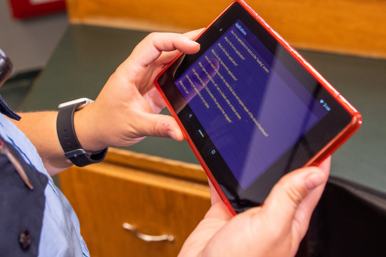 Officer using a Securus JP5 Tablet